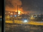 На підбитому безпілотниками російському заводі вирує сильна пожежа