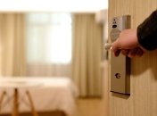 Не только полотенца, но и телевизоры: что чаще всего крадут из отелей 