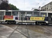 В Харькове трамвай сошел с рельс и протаранил легковушку (Фото)