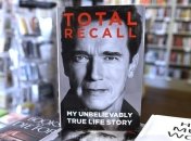 "Железный Арни" презентует миру автобиографию 