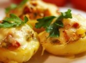 Рецепт дня: фаршированный картофель с помидорами, курицей и сыром