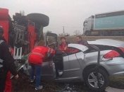 Под Киевом фура раздавила легковушку: трое погибших 