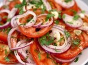 Закуска к мясу из помидор и лука
