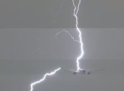 Оператор случайно снял на видео попадание молнии в пассажирский самолет (Видео)