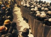 "Беркут" зашел на территорию Майдана - женщины поднимают руки