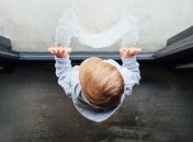 Противомоскитная сетка не убережет от падения даже кота – не то что ребенка