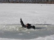 Под Харьковом спасатели вытащили мужчину из ледяной ловушки 