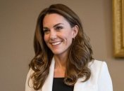 В блузке с глубоким вырезом: Кейт Миддлтон продемонстрировала новый образ (фото, видео)