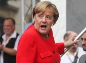 Меркель во время выступления забросали помидорами