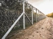 Российские оккупанты отгораживают забором Крым от материка