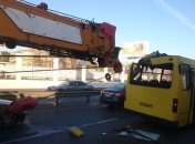 В Одессе автокран стрелой «вонзился» в маршрутку с пассажирами, есть пострадавшие: фото и видео