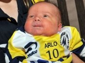 Отец повел новорожденного сына на футбол прямо с роддома (ФОТО)