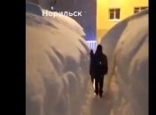 Бесконечная метель превратила в сугроб целый город на севере России (видео)