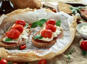 Почему опасно совмещать помидоры с творогом