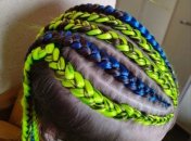 В волосы девочки были вплетены яркие канекалоны