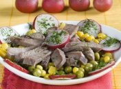 Салат з яловичим язиком та овочами