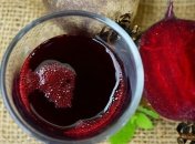Снижает давление и улучшает пищеварение: польза свекольного сока