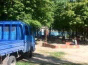 Водитель грузовика в Запорожье въехал на детскую площадку
