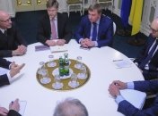 Яценюк просит Ягланда помочь в освобождении заложников