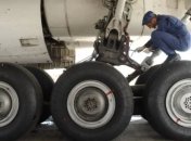 В Канаде у самолета при взлете отвалилось колесо: видео