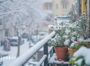 Балкон, захаращений різними речами, виглядає не тільки неестетично, але може стати й причиною пошкодженню речей (фото створене з допомогою ШІ)
