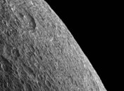 НАСА выложило в сеть снимок горизонта Реи. Фото