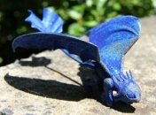 На Рождество девочка получила дракона из титана