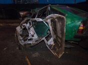 Машину разорвало на куски: в Киеве пьяная компания на авто врезалась в столб