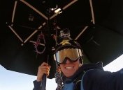 Мужчина использовал большой зонт вместо парашюта (Видео)