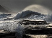 Корабли с моряками затонувшего траулера "Дальний Восток" попали в шторм