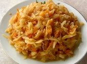 Жареная молодая капуста с беконом