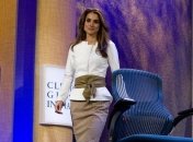 В трендовом брючном костюме: как королева Рания своего мужа в США сопровождала (Фото)