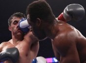 Непобедимый супертяж выбил соперника-пижона за пределы ринга (видео)