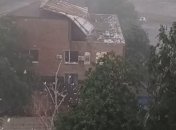 В Первомайске ветер сорвал крышу местного суда и разметал по городу документы (видео)