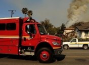 Калифорния: Спасателям удалось остановить огонь возле жилых районов