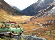 Путешествие миниатюрных авто по всему миру (Фото)