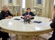 Завтра на свидание к Сущенко прилетят жена и дочь