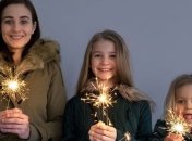 Очаровательные мама и две дочки, как три капли воды (Фото)