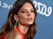 На голое тело: Эмили Ратаковски провокационно продемонстрировала свой бренд