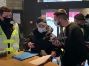 З'явилося відео, як оформляють перших порушників карантину вихідного дня в центрі Києва