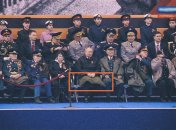 путин не слишком выделяется из толпы людей действительно преклонного возраста