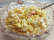 Салат з крабових паличок з ананасом