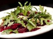 Прекрасно сочетается такой салат с базиликом или рукколой