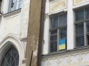 В Эстонии у российского посольства вывесили украинский флаг