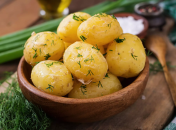 Всі обожнюють молоду картоплю