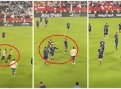 В последний момент фанатку остановил стюард