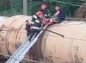 Хотіла зробити селфі - у Львові жінку вдарило струмом на поїзді (відео)