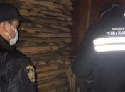 Жінка застрелила маленьких дочок і наклала на себе руки: моторошна трагедія на базі відпочинку в Карпатах (фото)