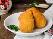 Незвичайні свинячі котлети з шинкою та горошком