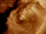 NASA опубликовало снимок необычной нити на Солнце